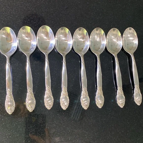 Vintage Oneida Ltd Silversmiths Flatware Set of 45 Pieces with Anti Tarnish Box - Picture 7 of 17
